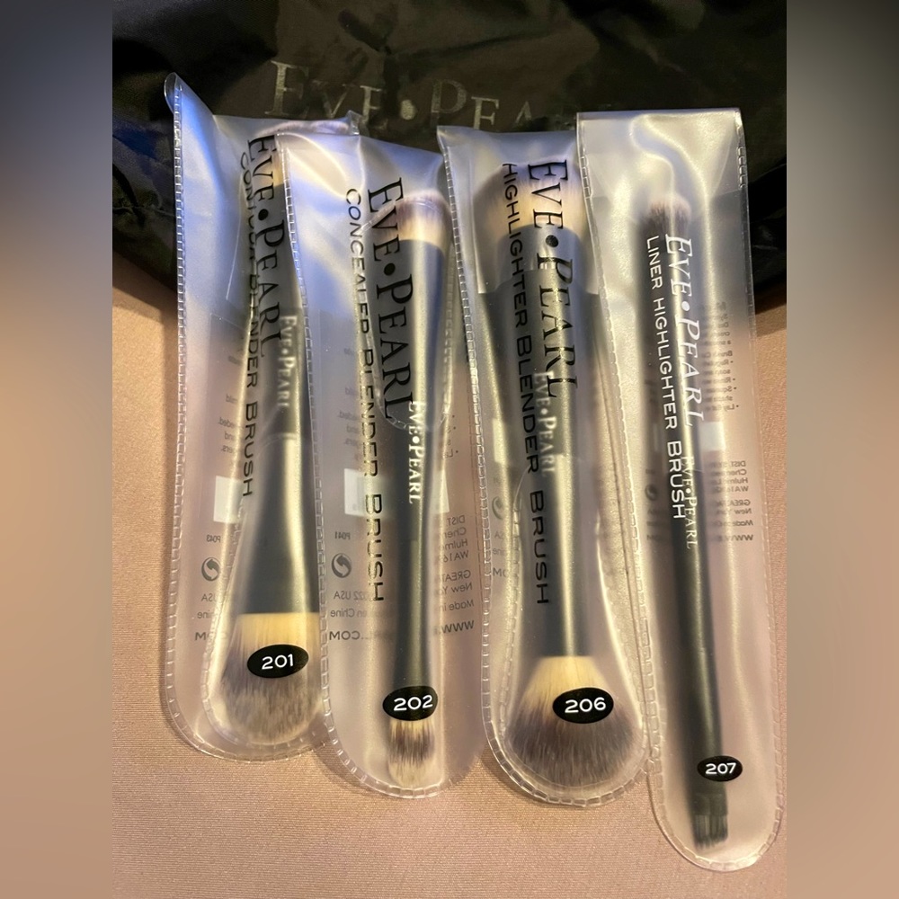 Set of 4 Eve Pearl Brushes with Black Holder Bag